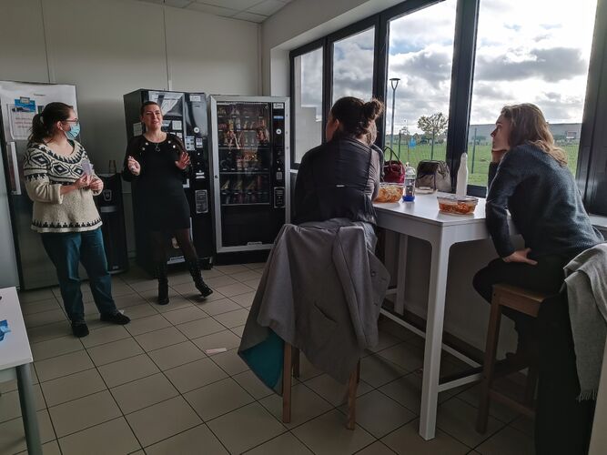 2 conseillères interviennent auprès de 2 collaboratrices durant leurs pauses déjeuner.